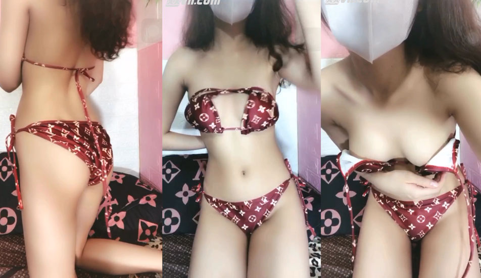 Clip gái xinh tuổi teen đeo kính cận mặc bikini 2 mảnh khoe hàng cực dâm đãng