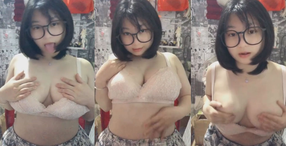 Clip girl xinh cute LiLiBear show hàng khoe cặp vú bự gợi tình Dễ Thương Khó Cưỡng