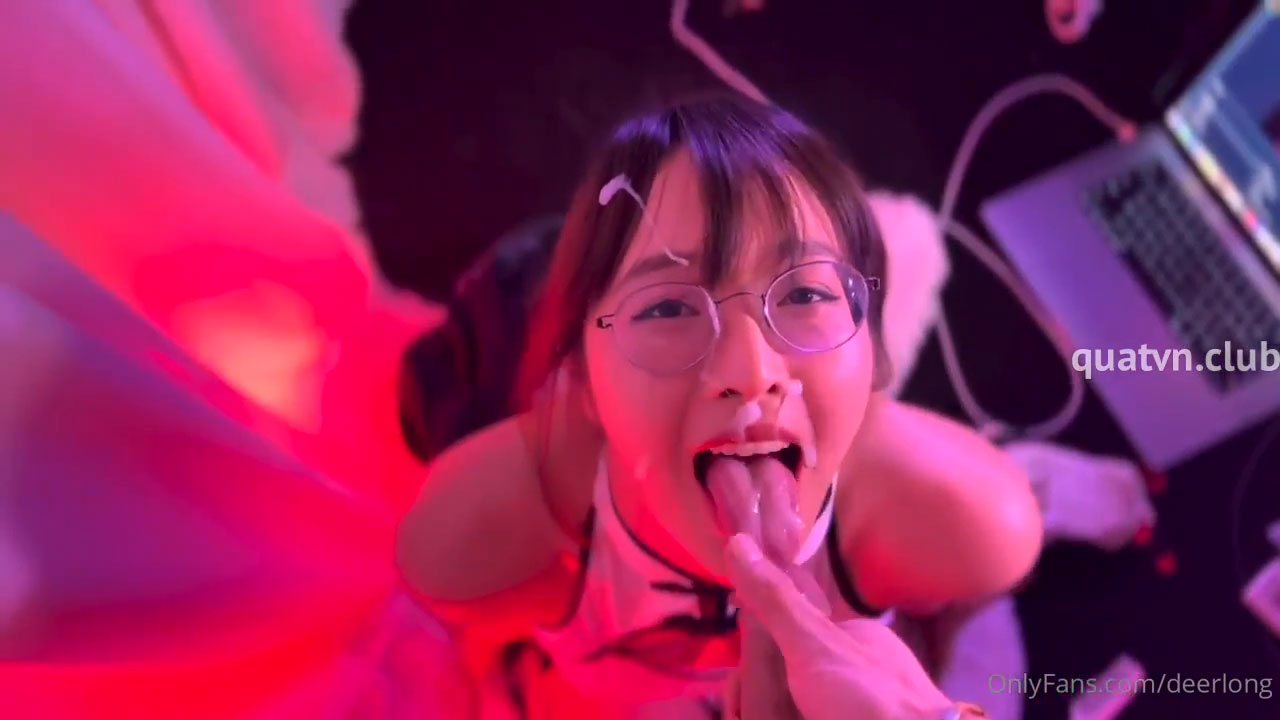 Clip hot girl Deerlong bu cu bạn trai bắn tinh trùng đầy mặt