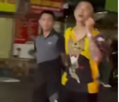Clip NÓNG nam thanh niên 2 tay 2 dao đâm gục người đàn ông tại chỗ ở OceanPark
