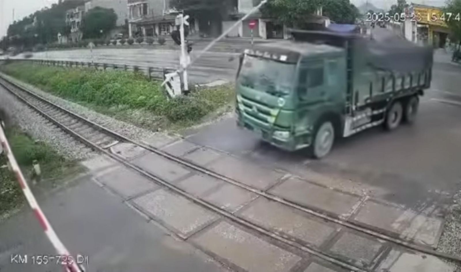 PHẪN NỘ Clip tài xế xe tải đâm gãy rào chắn Barie vượt qua đường tàu ở Thanh Hóa