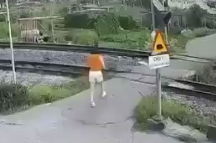 Clip vừa xem điện thoại vừa đi qua đường tàu cô gái bị tàu hỏa tông xa chục mét