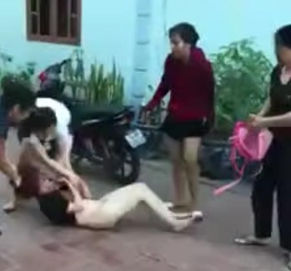 Clip mẹ chồng đi đánh ghen lộ đồ tiểu tam cùng với con dâu