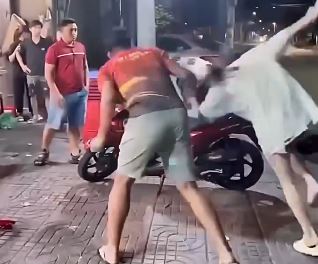 SỐC CLIP người đàn ông Túm Tóc cô gái đập đầu xuống đường, nhiều người khác đứng nhìn