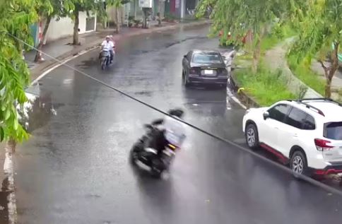 Clip 2 sinh viên phóng xe máy NHƯ BAY lao lên vỉa hè 1 người chết 1 người bị thương