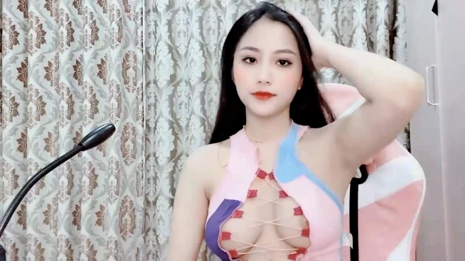 Clip hot girl 2K3 Kami CỰC XINH show hàng ngực căng tròn núm hồng trên Livestream