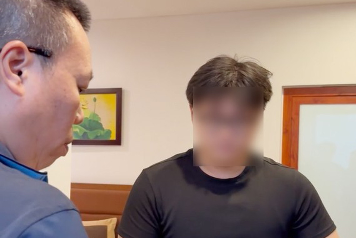 Trong căn phòng ở nhà nghỉ tại phường Từ Liêm (Hà Nội), nam sinh 18 tuổi "răm rắp" làm việc qua ứng dụng Zoom với cán bộ công an giả...Clip nam sinh Hà Nội kể phút giáp mặt công an giả trên Zoom, CLIP nam thanh niên Hà Nội kể chuyện đối mặt công an giả call online, Clip thông tin về bắt cóc online và phòng tránh, Nhiều người trẻ là nạn nhân của thủ đoạn bắt cóc online, Thông tin bé gái 13 tuổi tại Hà Nội bỏ nhà vào Tây Ninh, BẢN TIN NÓNG HÀNG NGÀY, Clip em nữ sinh mặc áo dài trắng tinh khôi cực xinh cute lộ clip nóng mút kem với bạn trai, ĐIỂM TIN NÓNG HÔM NAY, Bản tin hôm nay, Clip toàn cảnh thông tin vụ việc bé gái 13 tuổi ở Hà Nội mất tích 3 ngày, Clip tin tức, Thực hư nữ sinh 13 tuổi ở Hà Nội bỏ nhà đi theo bạn trai sang Campuchia, Thực hư nữ sinh 13 tuổi Hà Nội bỏ nhà sang Campuchia, Nữ sinh chân dài, Clip nữ sinh cấp 3 xinh như hot girl, Clip nữ sinh Đồng Nai bị đánh hội đồng, Clip nóng nữ sinh cấp 3 cởi áo lót khoe ngực trong phòng tắm, Clip nóng nữ sinh lớp 10 tự sướng, Clip nữ sinh cấp 3 khoe ngực khủng