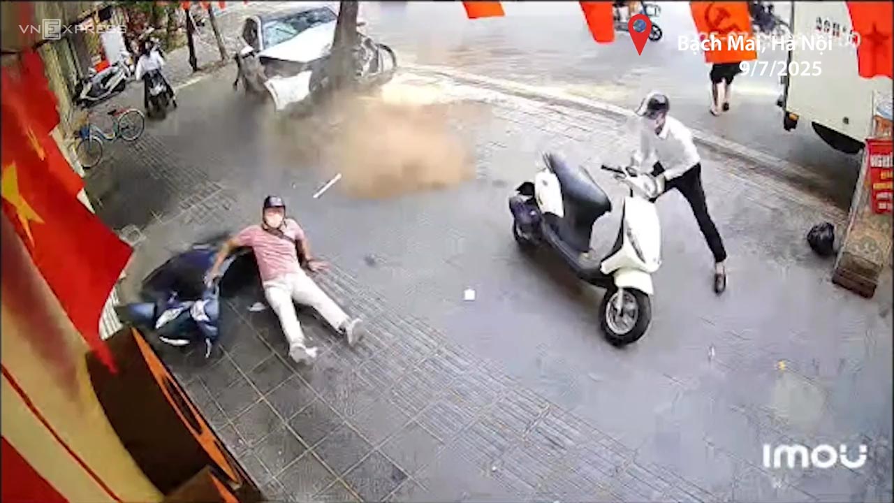 Clip TOÀN CẢNH người phụ nữ tông ô tô vào hàng loạt xe máy ở Hà Nội
