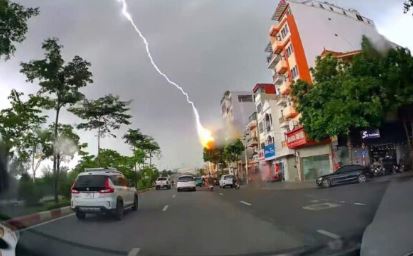 Clip sét đánh KINH HOÀNG ở Long Biên Hà Nội sáng nay 3-7-2025