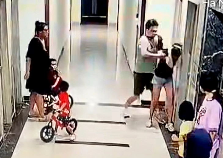 Phẫn nộ Clip đối tượng xăm trổ đánh đập dã man một cô gái ở sảnh thang máy chung cư Sky Central Hà Nội