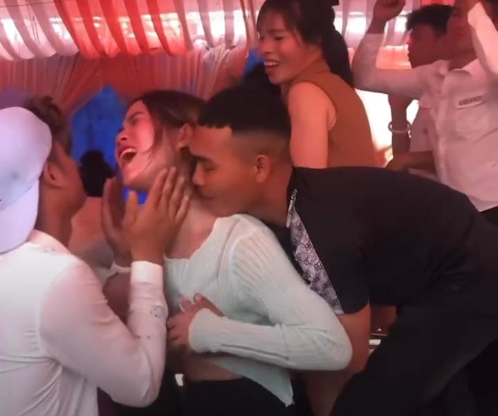 Clip em gái nhảy sexy thác loạn trong đám cưới cho các anh trai bóp vú thoải mái