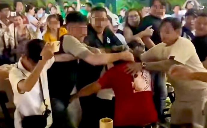 Vụ ẩu đả đông người tại một quán ăn có nghệ sĩ và nhiều Youtuber tham gia được xác định là xuất phát từ mâu thuẫn trên mạng xã hội và công an đã bắt giữ 4 người, đều là Youtuber. Clip tạm giữ 4 Youtuber trong vụ ẩu đả đánh nhau ở quán ăn TPHCM, Clip thông tin mới nhất vụ nhiều youtuber ẩu đả đánh nhau tại quán ăn ở TPHCM, Clip tin tức, Clip tin tức pháp luật, Youtuber đánh nhau ở TPHCM, Tin tức nóng 24h trong ngày