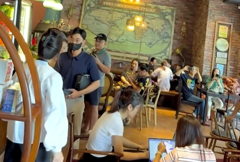 Clip Tổng Tài đến quán cafe Xin Lỗi nhưng đã Quá Muộn