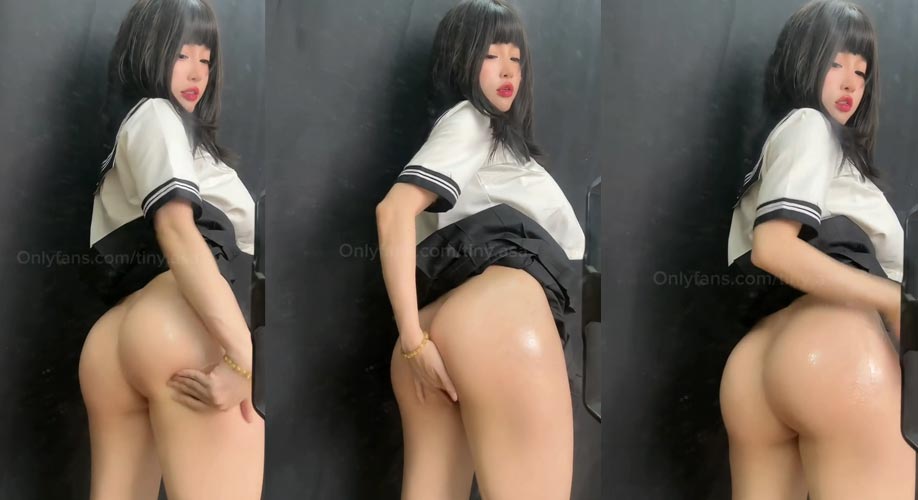 Clip em nữ sinh vén váy khoe mông đít đẹp không mặc silip