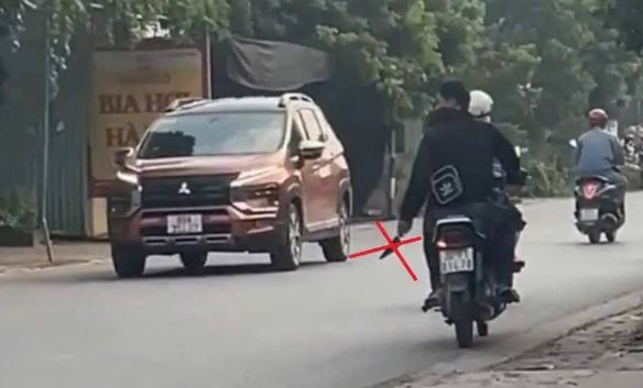 Clip thấy bạn gái đi với người đàn ông khác thanh niên đuổi theo đâm nhiều nhát