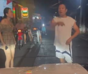 Người đàn ông chặn đầu ô tô tụt quần khiêu khích tài xế ngay giữa đường. CLIP KINH DỊ người đàn ông tụt quần giữa đường khiêu khích tài xế ô tô, Clip hot trên Facebook, Clip trend hot nhất hôm nay, Clip trend, Clip Hường Hêu lại đú trend tắt đèn tốc váy khoe chem chép đầu năm, Clip tin tức, Clip hot trend trên Facebook hôm nay, Viral Video Clip, Viral Clip Today