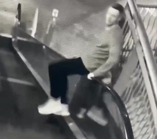 Sitting on the elevator handrail young man fell to the ground in critical condition, Ngồi trên tay vịn thang máy nam thanh niên ngã xuống đất, Clip tin tức, Clip đời sống, Tin tức nóng 24h trong ngày, US news video today, US news today, Shock news today, Hot news today, Hot news today on the world, Latest today news video