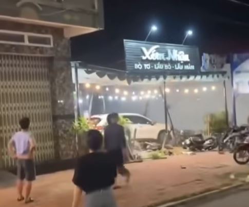PHẪN NỘ clip cố tình lái xe ô tô đâm vào quán nhậu khiến 1 người tử vong