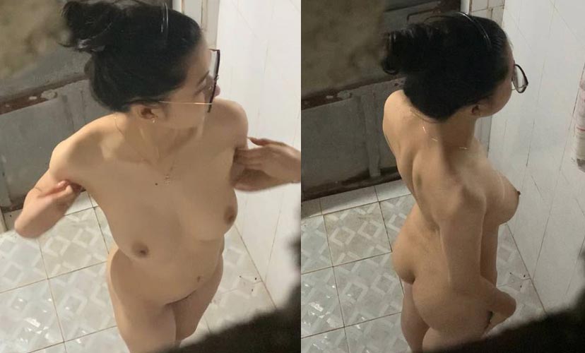 FULL CLIP em gái xinh đeo kính cận ngực bự tắm trong đêm