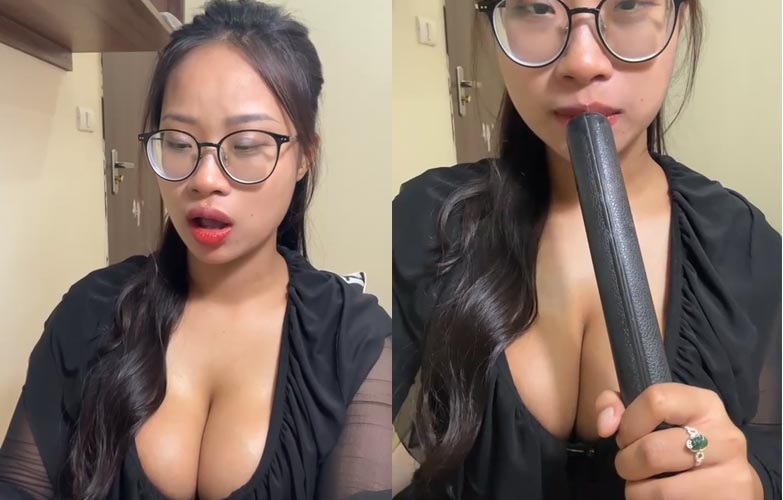 Em gái xinh da nâu đeo kính cận ti to mút toy dài 30cm