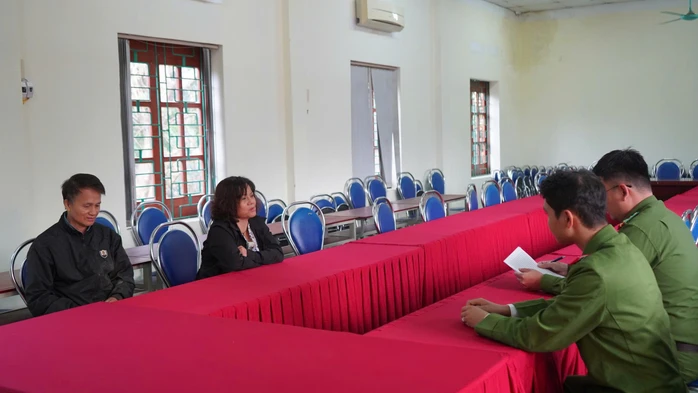 PHẪN NỘ TỘT CÙNG Bà nội đánh đập bạo hành cháu gái 12 tuổi phải nhập viện, Bé gái bị bà nội ông dượng và anh trai bà nội đánh đập dã man, Ba noi bao hanh chau gai 12 tuoi, Clip phẫn nộ bạo hành trẻ em, Clip giáo viên mầm non bạo hành bé trái, Clip dậy sóng bạo hành trẻ em, Clip người phụ nữ bạo hành bé gái gây xôn xao mạng xã hội, Clip giáo viên bạo hành bé trai bằng kẹp quần áo, Clip tin tức, Clip Pháp Luật, Clip tin tức pháp luật, Clip pháp luật, Clip bà nội đánh đập cháu gái 12 tuổi nhập viện