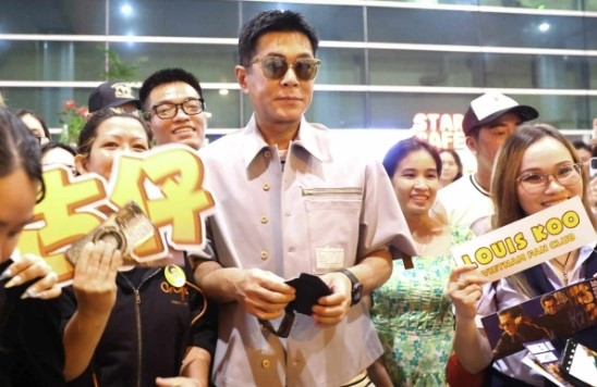 Clip tài tử Cổ Thiên Lạc cùng ngôi sao võ thuật Hồng Kim Bảo tới Việt Nam Clip tài tử Cổ Thiên Lạc cùng ngôi sao võ thuật Hồng Kim Bảo tới Việt Nam