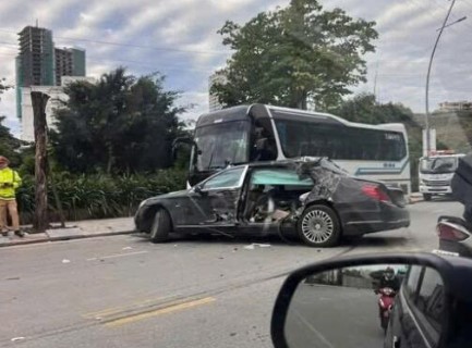 Clip Maybach S600 Phóng Như Bay tông thẳng vào xe khách ở Quảng Ninh