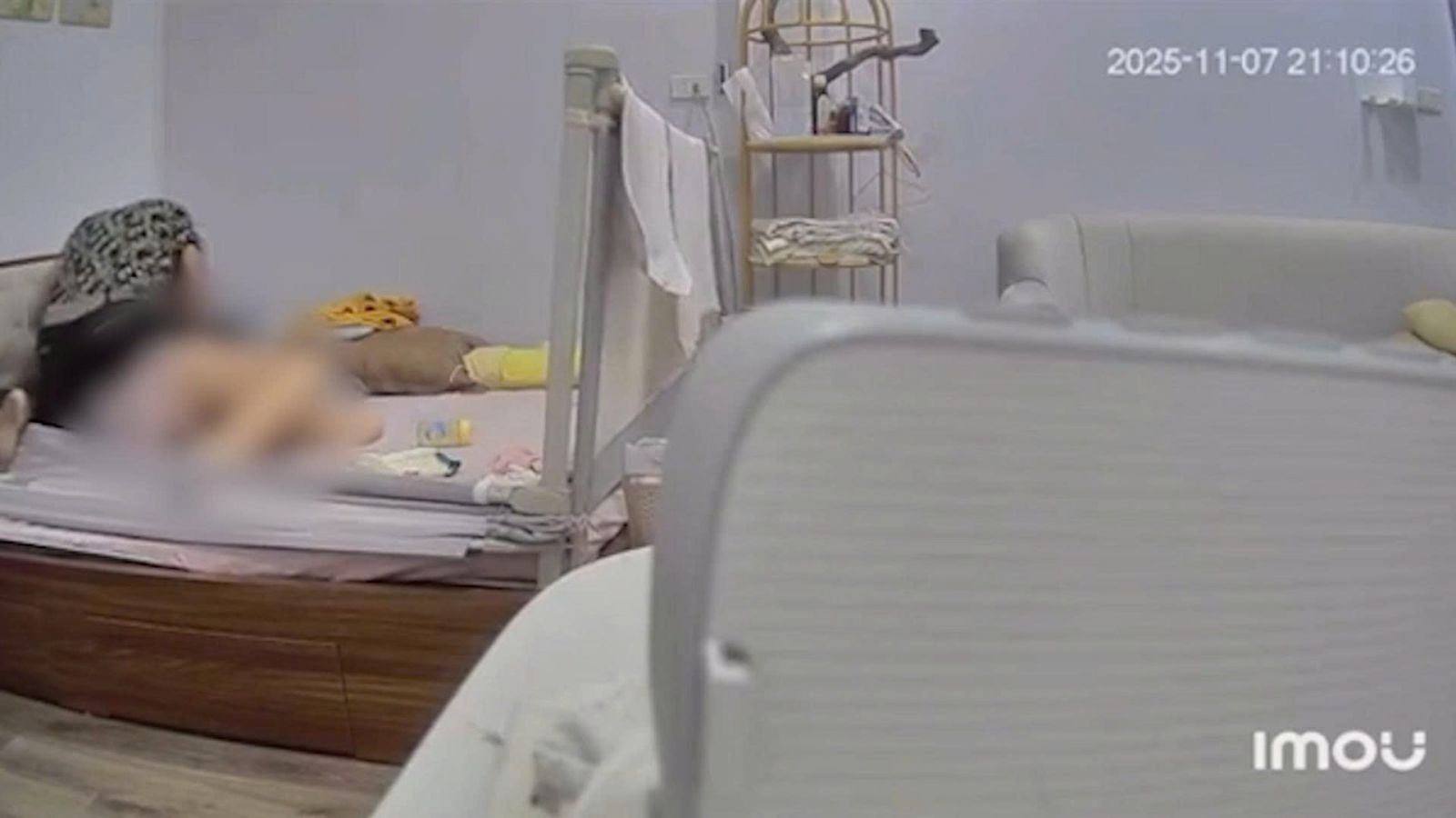 Clip mẹ chồng nàng dâu ĐÁNH NHAU chồng và bố chồng BẤT LỰC