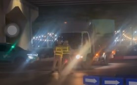Clip xe tải thông chốt CSGT tháo chạy như Phim Hành Động ở Hà Nội Clip xe tải thông chốt CSGT tháo chạy như Phim Hành Động ở Hà Nội