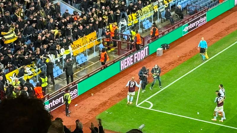 Aston Villa vs Young Boy match interupted: Donyell Malen struck on head by missile in ugly scenes Aston Villa vs Young Boy match interupted: Donyell Malen struck on head by missile in ugly scenes