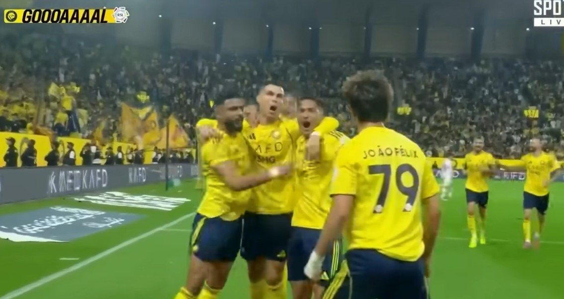 Cristiano Ronaldo continued his impressive form by scoring two goals, playing a major role in Al Nassr's 3-0 victory over Al Akhdoud in Round 10 of the Saudi Pro League. The home team controlled the game and applied constant pressure from the start. WATCH Al Nassr 3-0 Al Okhdoud Full Highlights & Goals 2025.12.27 | Ronaldo 2 Goals, Saudi Pro League Full Goals Highlights, Video Al Nassr 3-0 Al Okhdoud Highlights, Al-Nassr Full Goals Highlights, Al Okhdoud Full Goals Highlights, Latest Football Highlights, Latest Football Full Highlights, Result Football Today 2025-12-27, Kết quả bóng đá hôm nay 2025-12-27