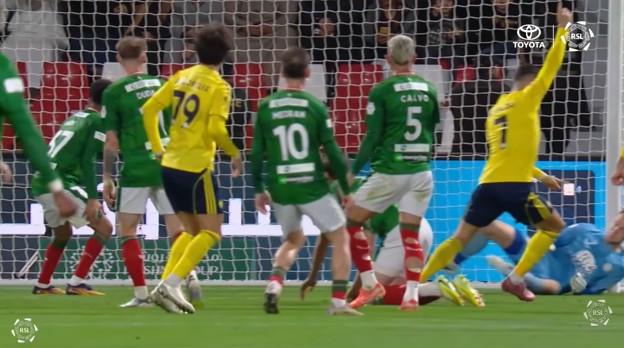 In this match, Ronaldo scored his 957th goal but couldn't help Al Nassr secure three points, as the game ended in a 2-2 draw. WATCH Al Ettifaq 2-2 Al Nassr Full Highlights Extended & Goals 2025.12.30, Saudi Pro League Full Goals Highlights, Video Al Ettifaq 2-2 Al Nassr Highlights, Al Ettifaq Goals Highlights, Al-Nassr Full Goals Highlights, Latest Football Highlights, Latest Football Full Highlights, Result Football Today 2025-12-30, Kết quả bóng đá hôm nay 2025-12-30, Giải đấu bóng đá Ả Rập Xê Út