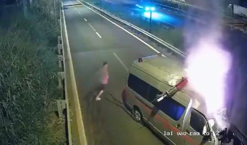 Clip xe cấp cứu tông vào đuôi xe container rồi bốc cháy dữ dội 3 người tử vong