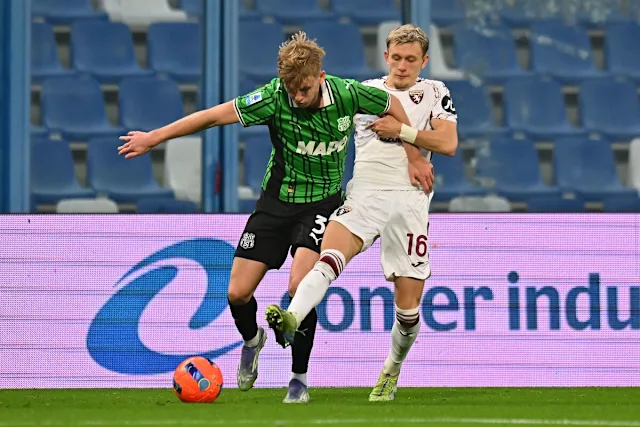 Nikola Vlasic, in excellent form, scored in his third consecutive Serie A game, helping Torino secure three crucial points in a 1-0 away win against Sassuolo on Sunday afternoon. Watch Sassuolo 0-1 Torino Full Highlights 2025.12.21, Serie A Highlight, Serie A Full Goals Highlight, Video Sassuolo 0-1 Torino Highlights, Sassuolo Full Goals Highlight, Torino Full Goals Highlight, Latest Football Full Highlights, Latest Football Highlights, Result Football Today 2025-12-21, Kết quả bóng đá hôm nay 2025-12-21, Clip bóng đá Ý, Clip kết quả bóng đá Ý Italia hôm nay