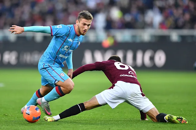 Cagliari came from behind after a goal from Nikola Vlasic to secure their first away win of the season, with Matteo Prati and a spectacular solo run from Semih Kilicsoy ending Torino's winning streak. WATCH Torino 1-2 Cagliari Full Highlights & Goals 2025.12.27, Serie A Full Goals Highlight, Serie A Highlight, Video Torino 1-2 Cagliari Highlights, Torino Full Goals Highlight, Cagliari Full Goals Highlight, Clip bóng đá Ý, Clip kết quả bóng đá Ý Italia hôm nay, Latest Football Full Highlights, Latest Football Highlights, Kết quả bóng đá hôm nay 2025-12-27, Result Football Today 2025-12-27