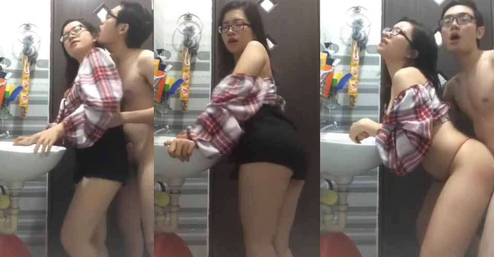 Cặp đôi quay clip live chich trong toilet làm kỷ niệm