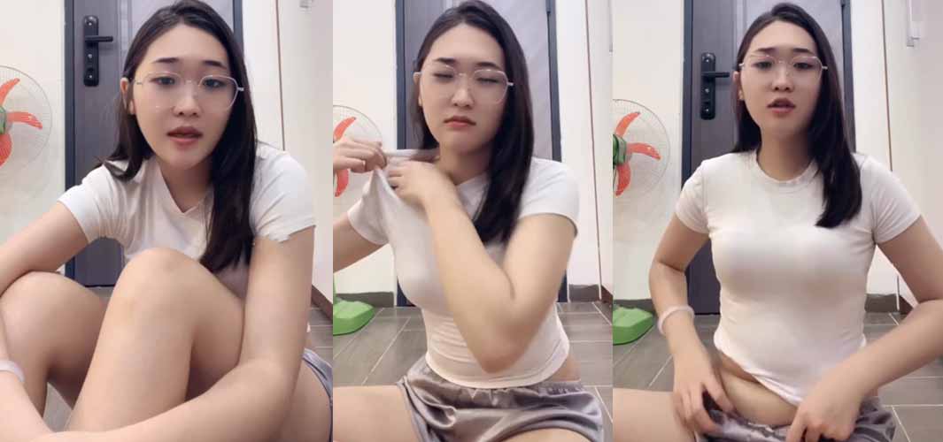 Em thư ký xinh đẹp dâm đãng đeo mắt kính cận live stream dễ thương