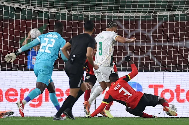 In the end, Cameroon defeated Mozambique 2-1, officially securing their place in the knockout round of the 2025 CAN Cup as second-placed teams in Group F (7 points/3 matches), level on points with Ivory Coast but with an inferior goal difference. WATCH Mozambique 1-2 Cameroon Full Highlights Extended & Goals 2025.12.31, Africa Cup Football, Africa Cup Highlights, Video Mozambique 1-2 Cameroon Highlights, Mozambique Full Goals Highlights, Cameroon Full Goals Highlights, Latest Football Full Highlights, Latest Football Highlights, Result Football Today 2025-12-31, Kết quả bóng đá hôm nay 2025-12-31