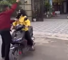 Full CLIP HOT xin chồng đi tiêm, cô gái lại vào nhà nghỉ với bồ