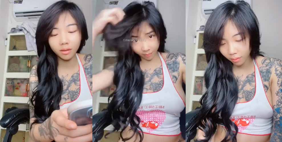 Beautiful tattooed girl livestreams a hot pussy show