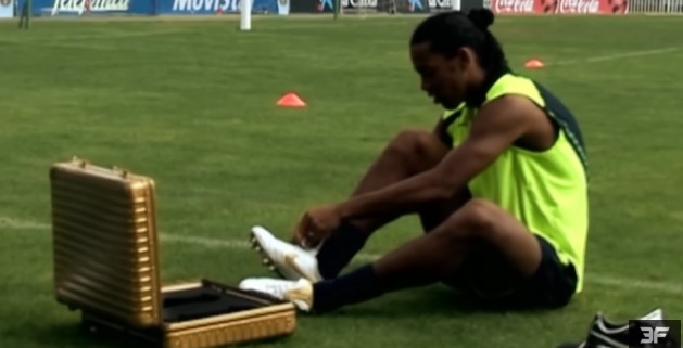 VIDEO Ronaldinho's Impossible Crossbar Trick Shot | The Viral Football Video That Shocked the World 🤯🤯⚽