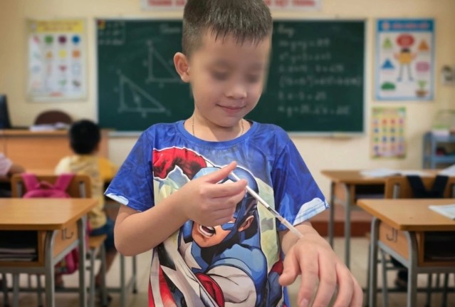 Clip nữ giáo viên PHẠT học sinh lớp 3 TỰ CHÍCH KIM TIÊM vào tay, Clip nữ giáo viên phạt học sinh lớp 5 tự tiêm vào tay, Clip nữ giáo viên bắt 5 học sinh lớp 3 tự tiêm vào tay, Clip cô giáo phạt học sinh lớp 3 tự chích kim tiêm vào tay, Clip tin tức, Clip tin tức pháp luật, Tin tức đời sống, Clip đời sống, Clip hot trend trên Facebook hôm nay, Clip trend hot nhất hôm nay, Clip trend