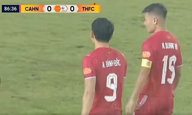 Clip Đình Bắc và Alan tranh nhau đá phạt đền