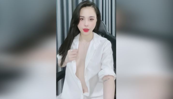 Clip Gái Việt mặc sơ mi trắng Phanh Ngực khoe ngực đẹp Nóng Bỏng