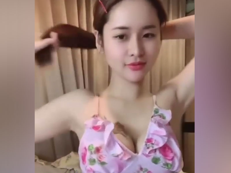 Clip gái xinh Việt cute khoe ngực căng tròn bigo live xăm hình ở ngực