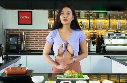 Clip Pong Kyubi Mặc Sexy Hở Núm Trong Lúc Dạy Nấu Ăn