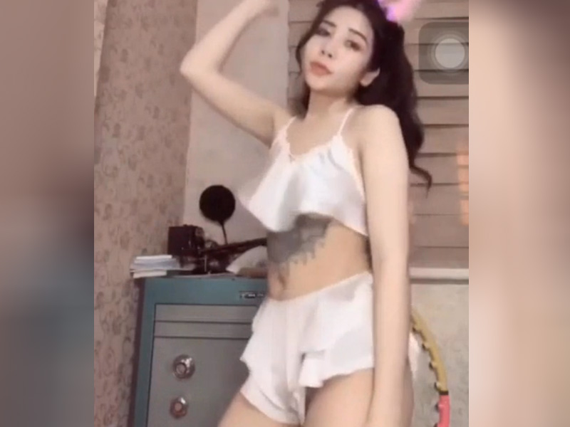 Clip gái Việt xăm hình ở ngực nhảy sexy lộ hàng
