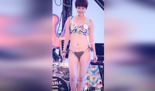 Clip Gái Xinh Hàn Quốc Bikini Show