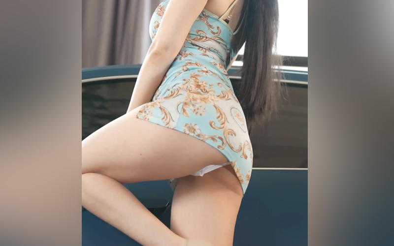 Clip Teen Girl Xinh Hàn Quốc mặc váy ngắn Hở Nội Y (Thâm) Trong triển lãm xe hơi