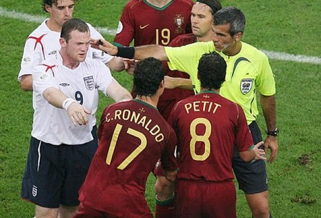 Clip Cristiano Ronaldo ép trọng tài phạt thẻ đỏ Wayne Rooney khi 2 người còn làm đồng đội
